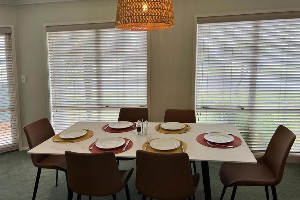ซิลเวอร์ เฟิร์น แอคคอมโมเดชั่น แอนด์ สปา Motel โรโตรัว ภายนอก รูปภาพ A dining room table set for a meal