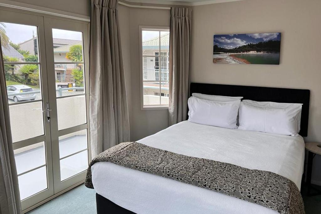 ซิลเวอร์ เฟิร์น แอคคอมโมเดชั่น แอนด์ สปา Motel โรโตรัว ภายนอก รูปภาพ A typical room at the hotel