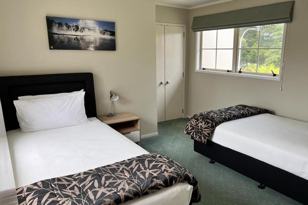 ซิลเวอร์ เฟิร์น แอคคอมโมเดชั่น แอนด์ สปา Motel โรโตรัว ภายนอก รูปภาพ A bedroom at the hotel
