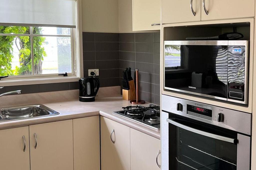 ซิลเวอร์ เฟิร์น แอคคอมโมเดชั่น แอนด์ สปา Motel โรโตรัว ภายนอก รูปภาพ A modern Australian kitchen