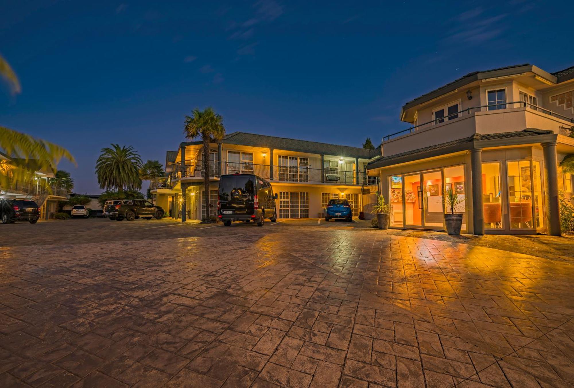 ซิลเวอร์ เฟิร์น แอคคอมโมเดชั่น แอนด์ สปา Motel โรโตรัว ภายนอก รูปภาพ The hotel at night