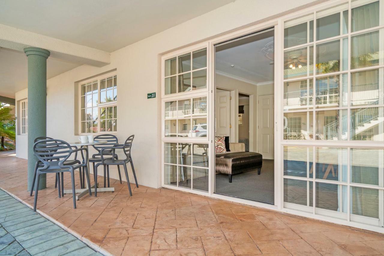 ซิลเวอร์ เฟิร์น แอคคอมโมเดชั่น แอนด์ สปา Motel โรโตรัว ภายนอก รูปภาพ A sliding door