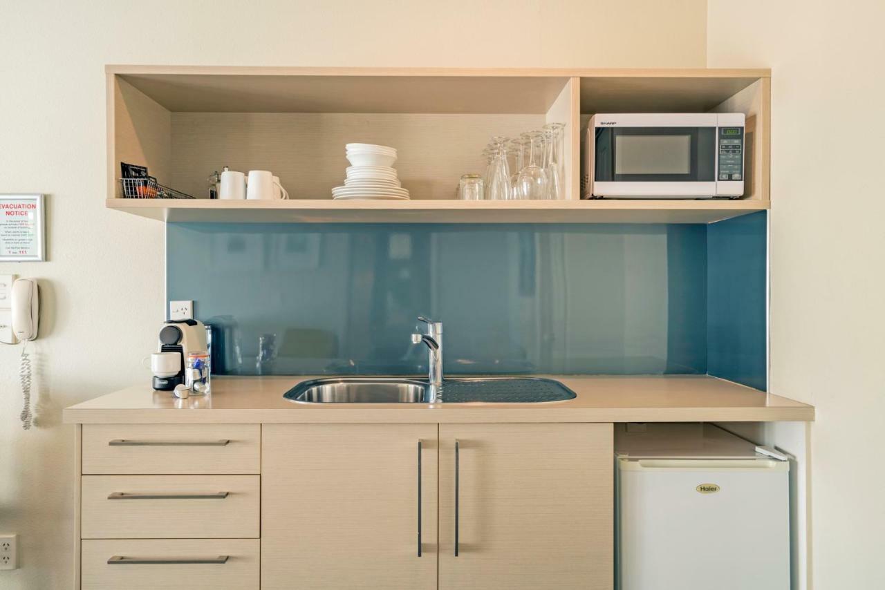 ซิลเวอร์ เฟิร์น แอคคอมโมเดชั่น แอนด์ สปา Motel โรโตรัว ภายนอก รูปภาพ A kitchenette in a hotel room
