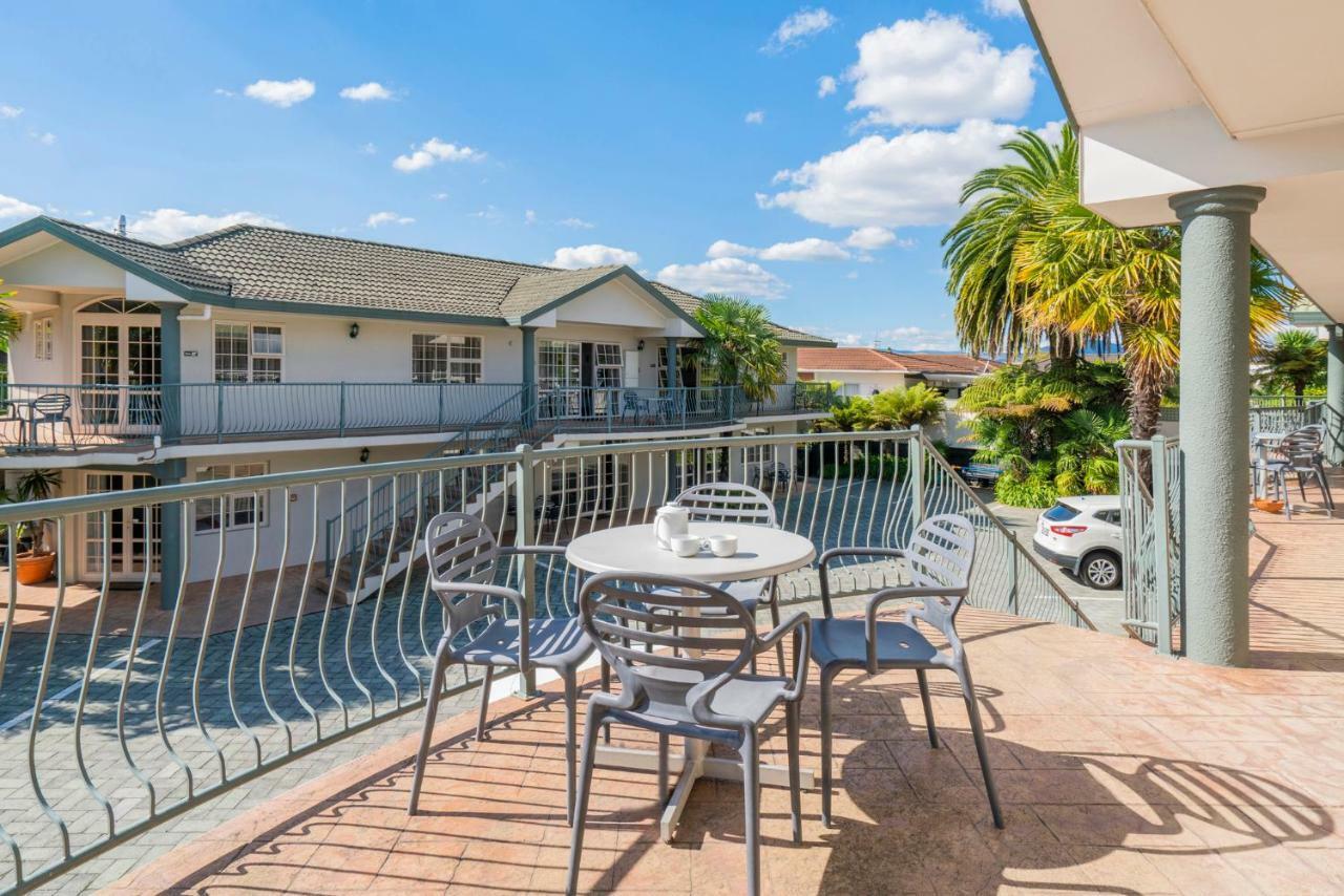 ซิลเวอร์ เฟิร์น แอคคอมโมเดชั่น แอนด์ สปา Motel โรโตรัว ภายนอก รูปภาพ A balcony at a motel in Australia