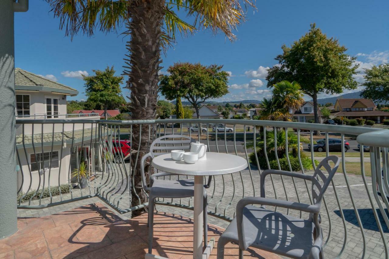 ซิลเวอร์ เฟิร์น แอคคอมโมเดชั่น แอนด์ สปา Motel โรโตรัว ภายนอก รูปภาพ A balcony in Queenstown, New Zealand