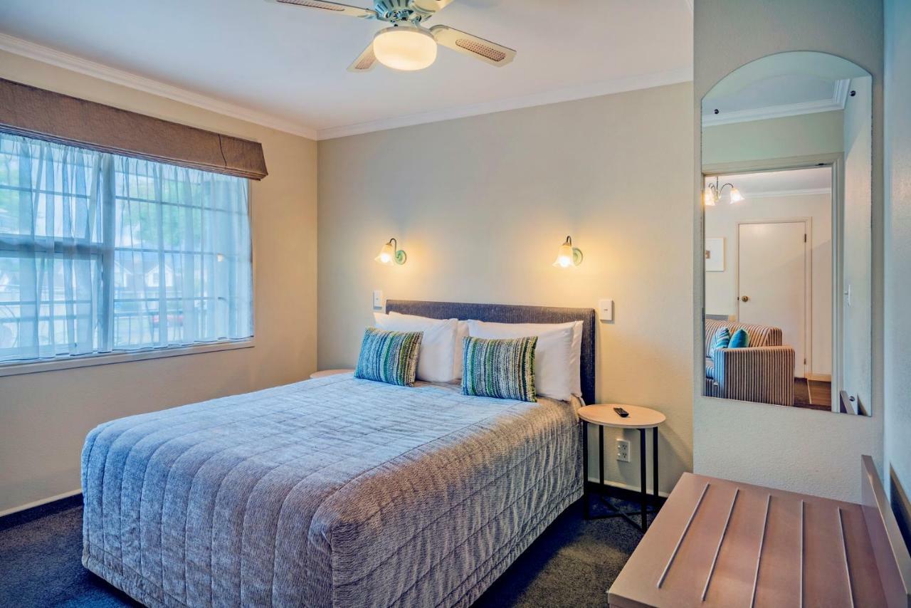 ซิลเวอร์ เฟิร์น แอคคอมโมเดชั่น แอนด์ สปา Motel โรโตรัว ภายนอก รูปภาพ A bedroom at the hotel