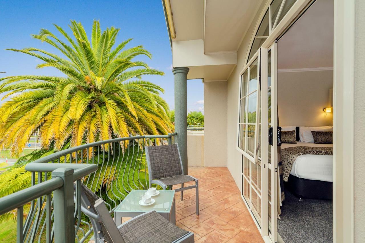 ซิลเวอร์ เฟิร์น แอคคอมโมเดชั่น แอนด์ สปา Motel โรโตรัว ภายนอก รูปภาพ A balcony at the hotel