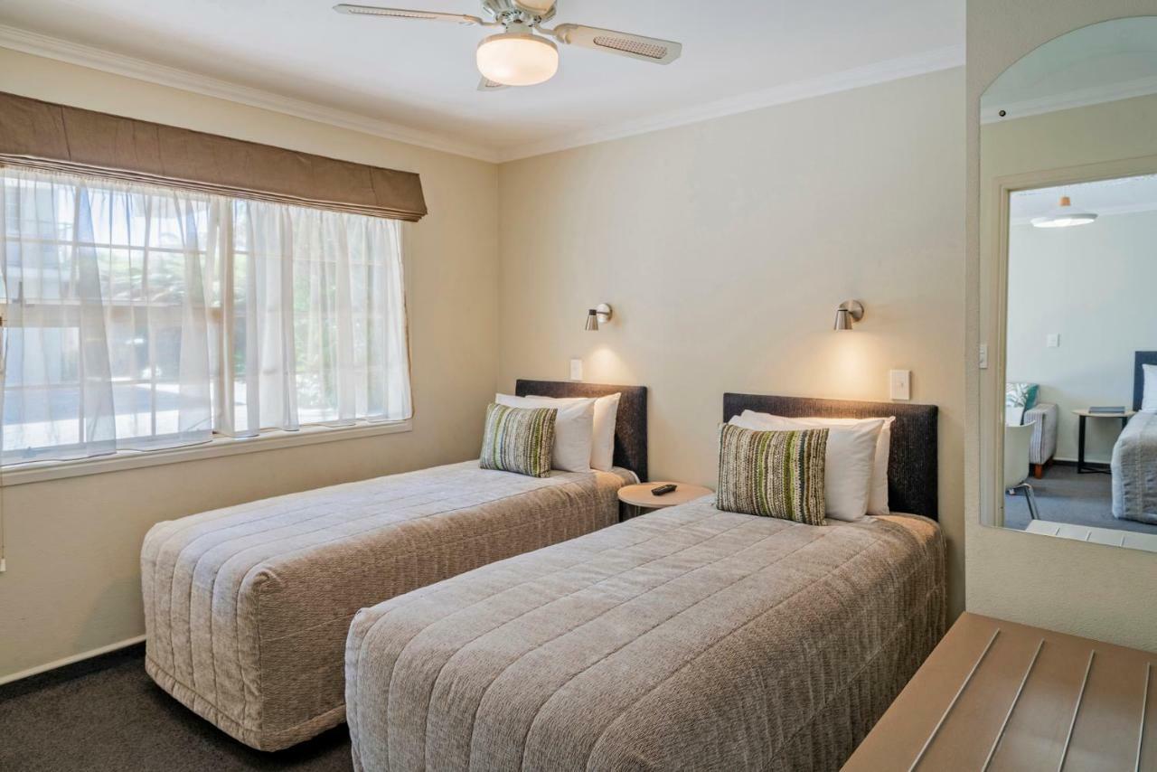 ซิลเวอร์ เฟิร์น แอคคอมโมเดชั่น แอนด์ สปา Motel โรโตรัว ภายนอก รูปภาพ A typical bedroom at the hotel