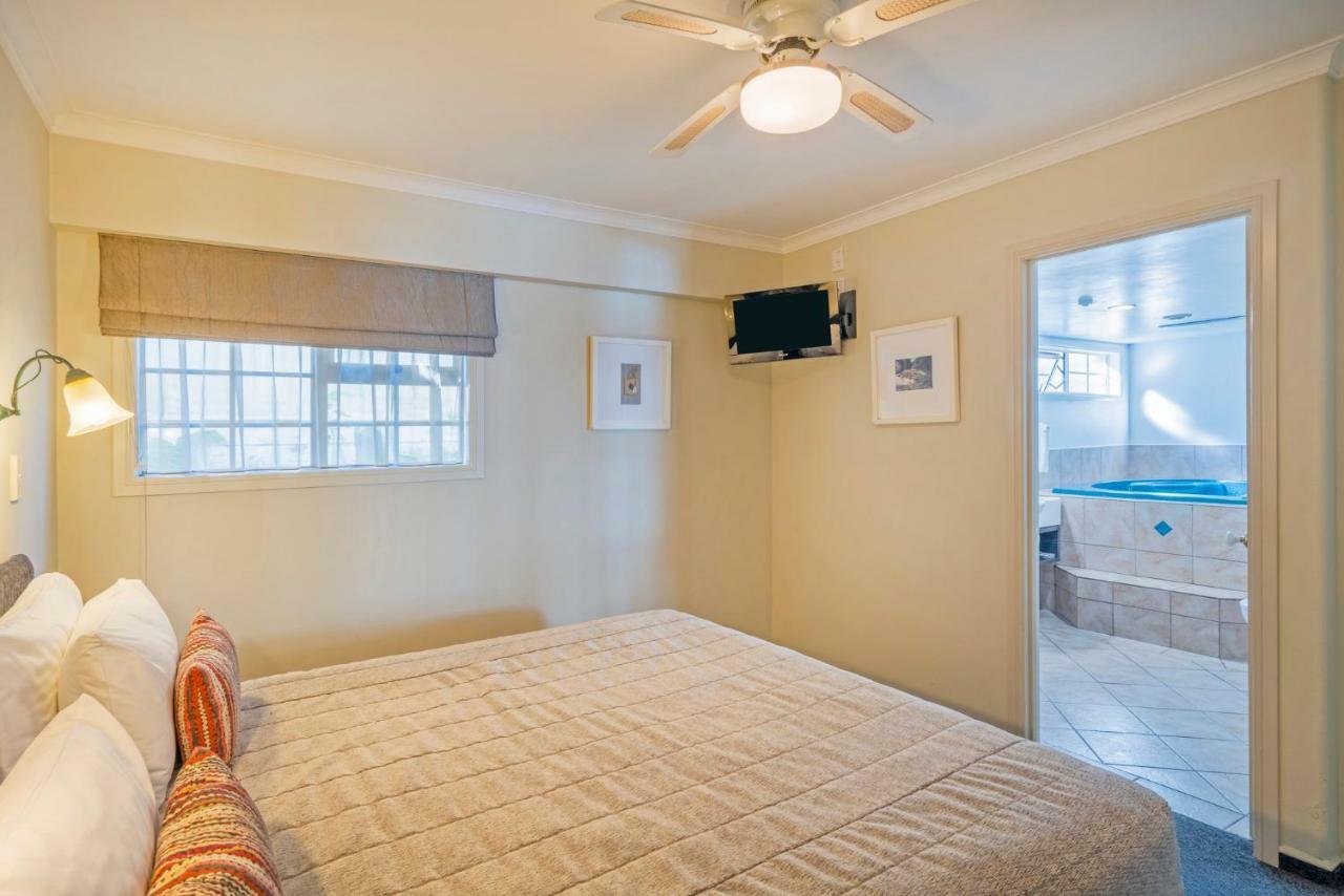 ซิลเวอร์ เฟิร์น แอคคอมโมเดชั่น แอนด์ สปา Motel โรโตรัว ภายนอก รูปภาพ A bedroom at the hotel