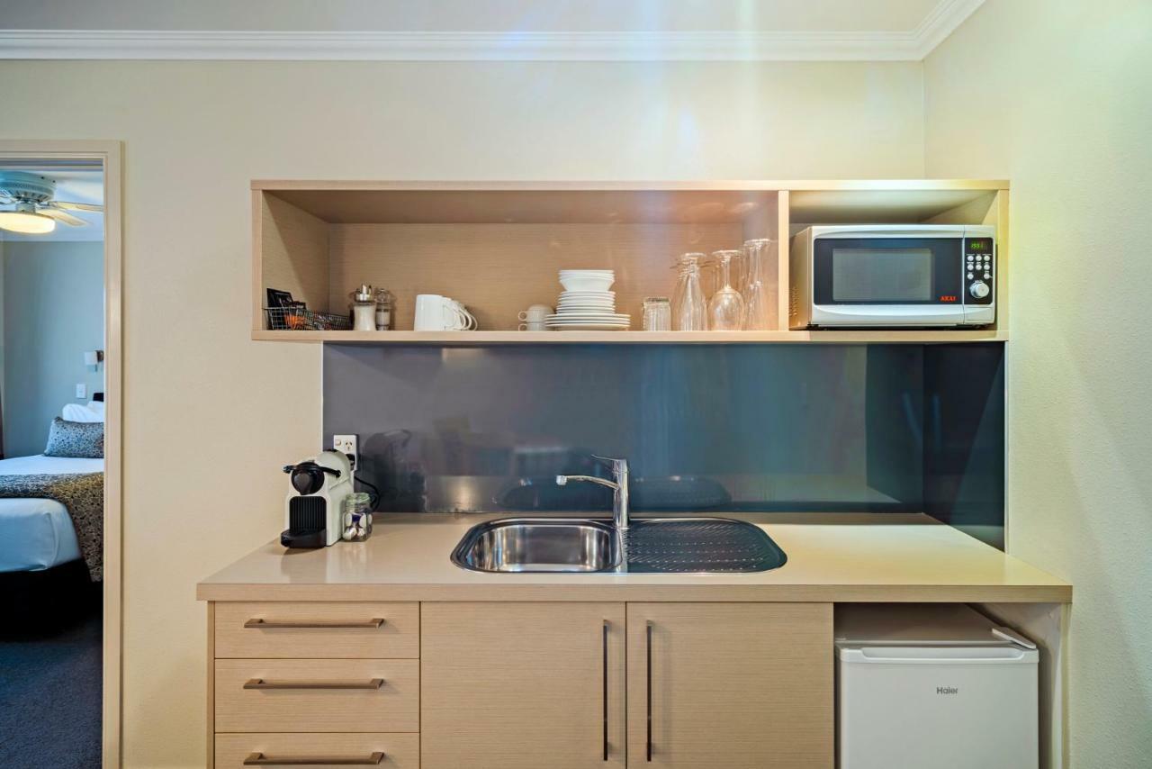 ซิลเวอร์ เฟิร์น แอคคอมโมเดชั่น แอนด์ สปา Motel โรโตรัว ภายนอก รูปภาพ A kitchenette in a hotel room