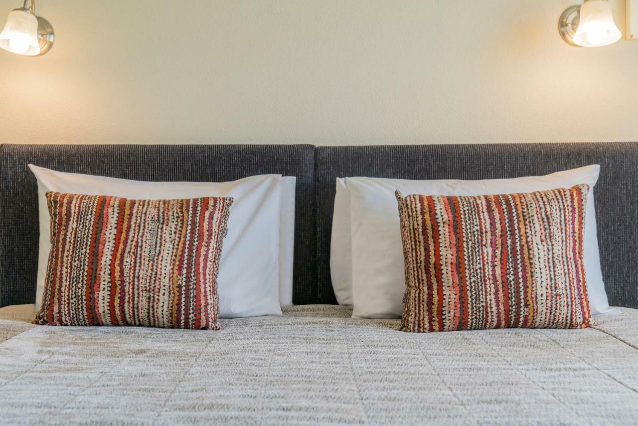 ซิลเวอร์ เฟิร์น แอคคอมโมเดชั่น แอนด์ สปา Motel โรโตรัว ภายนอก รูปภาพ Two cushions on a bed