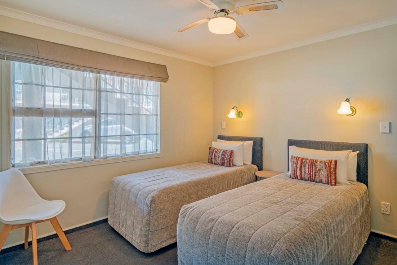 ซิลเวอร์ เฟิร์น แอคคอมโมเดชั่น แอนด์ สปา Motel โรโตรัว ภายนอก รูปภาพ A typical bedroom at the motel