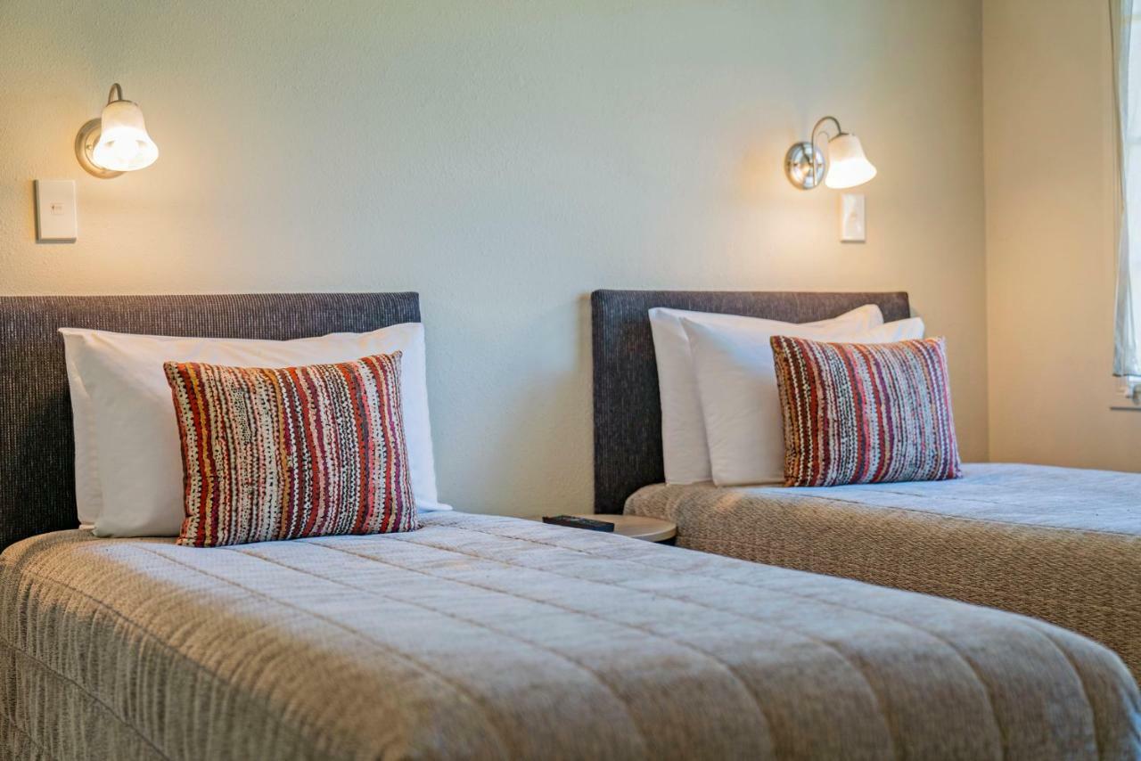 ซิลเวอร์ เฟิร์น แอคคอมโมเดชั่น แอนด์ สปา Motel โรโตรัว ภายนอก รูปภาพ A bedroom at the hotel
